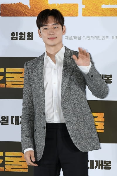 [TEN 포토] 이제훈 '바라보면 심쿵'