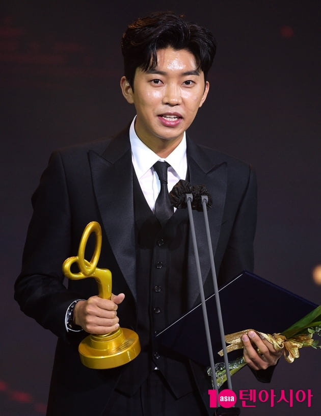 [TEN 포토] '2020 대중문화예술상' 임영웅 '상 받고 활짝'