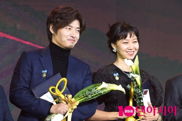 [B컷 방출] 강하늘X공효진, 시상식 내내 속닥…'반가운 동백꽃 커플'