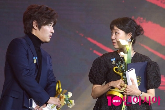 [B컷 방출] 강하늘X공효진, 시상식 내내 속닥…'반가운 동백꽃 커플'