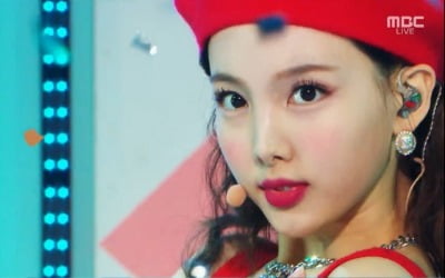 트와이스 '음악중심'  컴백 무대, 예뻤다가 귀여웠다가…한층 성장했다