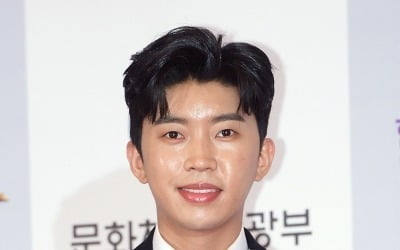 "유튜브도 영웅시대"…임영웅, '히어로' MV 100만뷰 돌파