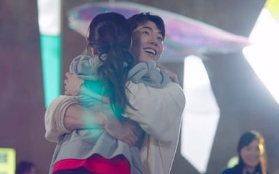 '스타트업' 배수지X남주혁, 샌드박스 입주에 격한 포옹…로맨스도 순항?