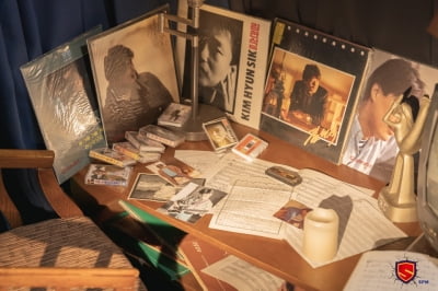 '故 김현식 30주기' 트로피·악보·공연 노트…미공개 유품 최초 공개