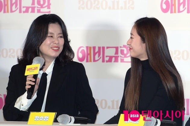 배우 장혜진(왼쪽부터), 정수정이 3일 서울 용산구 한강로동 CGV용산아이파크몰에서 열린 '애비규환'의 언론시사회 및 기자간담회에 참석했다. / 서예진 기자 yejin@