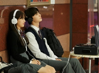 '라이브온' 정다빈, 황민현 보고 '심쿵'? 호기심 자극