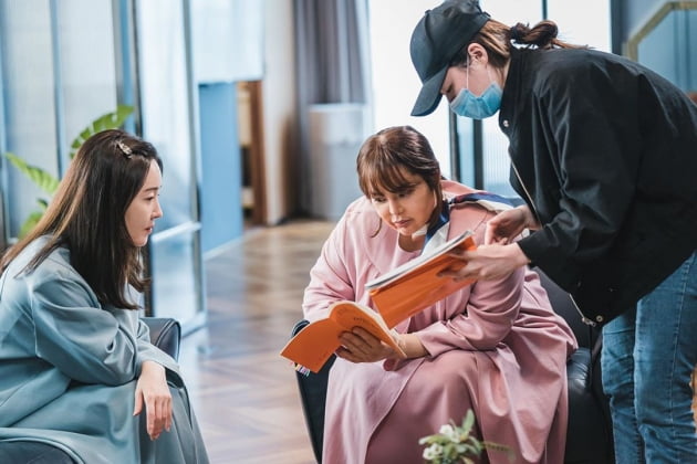 '산후조리원' 속 엄지원, 박시연/ 사진=엄지원 인스타그램