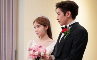 '나를 사랑한 스파이' 유인나, 눈물vs웃음…두 번의 결혼식 포착