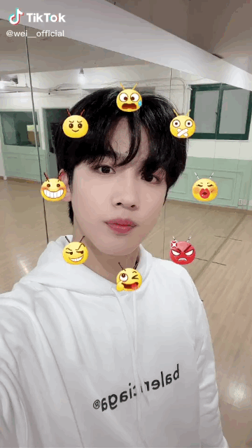 위아이 김요한, 빼빼로 주세요...멍뭉미 매력 발산[움짤]