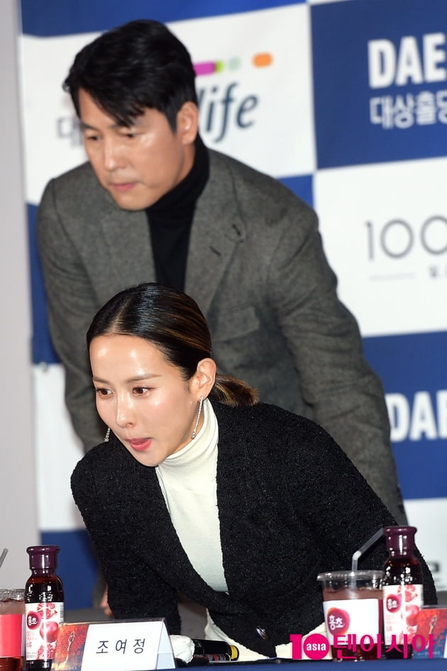 [TEN 포토] '청룡영화상' 정우성, '조여정 의자 빼주는 매너 조각상'
