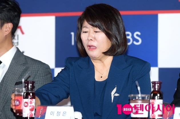 [B컷 방출] '청룡영화상' 음료, 올해도 피해자 속출…'홍초에 감전됐어요'