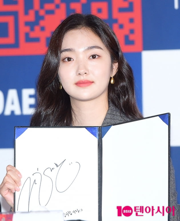 [TEN 포토] '청룡영화상' 김혜준, '사인도 청순'