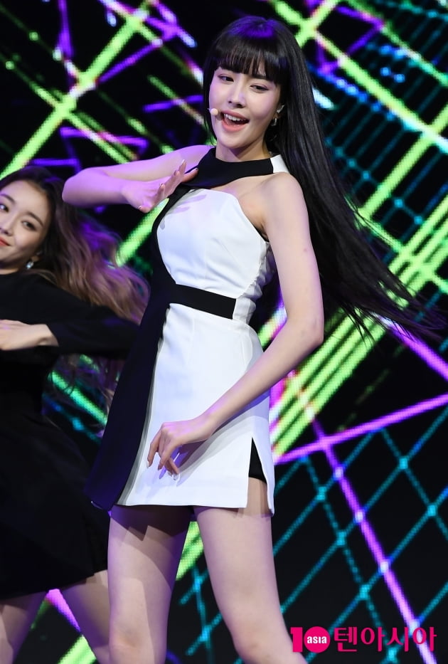 [TEN 포토] 스테이씨 윤 '파워풀한 퍼포먼스'