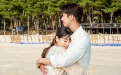 '스타트업' 배수지, 남주혁 품에 쏙 안겨 행복 만끽…바다 여행 떠났다