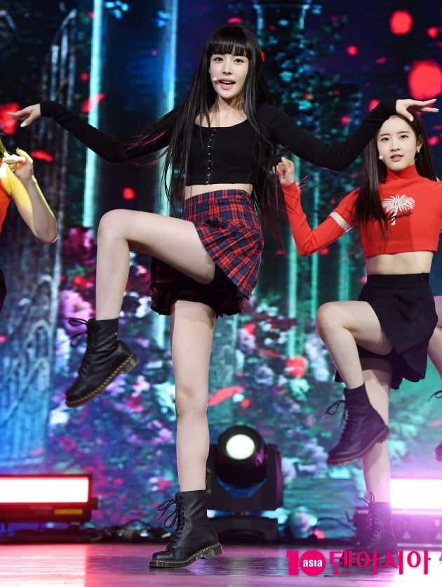 [TEN 포토] 스테이씨 윤 '끝도 없는 다리길이'