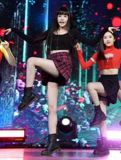 [TEN 포토] 스테이씨 윤 '끝도 없는 다리길이'