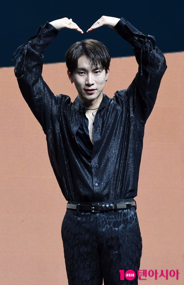 [TEN 포토] 비투비 포유 서은광 '큐브 이사님의 하트'