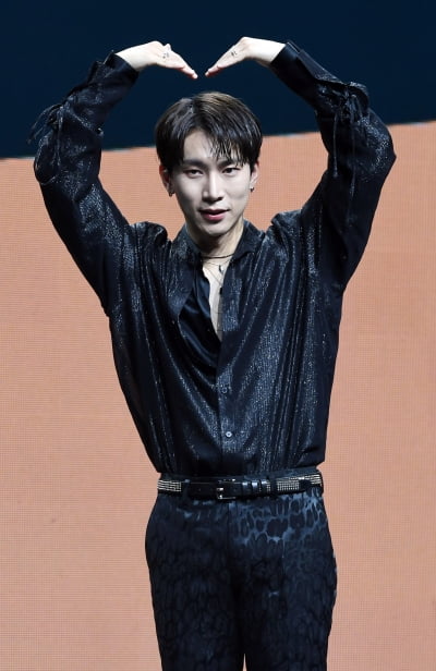 [TEN 포토] 비투비 포유 서은광 '큐브 이사님의 하트'
