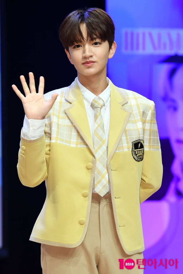[TEN 포토] BAE173 빛 '청순한 손인사'