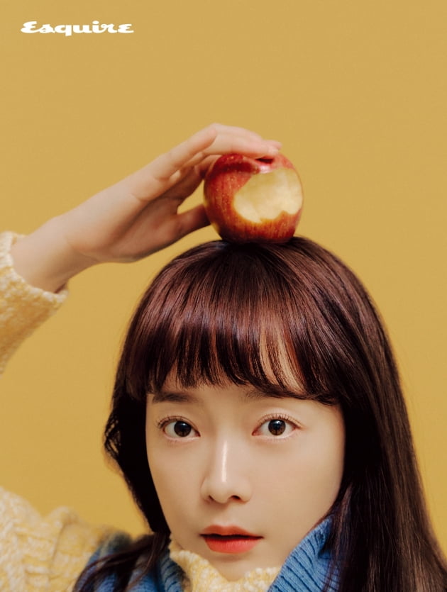 전소민, 사과 한 입 베어 물고 톡톡 튀는 비주얼 [화보]