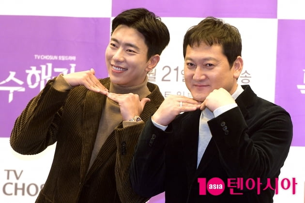 [TEN 포토] '복수해라' 윤현민X정만식, '달콤 살벌한 꽃받침'