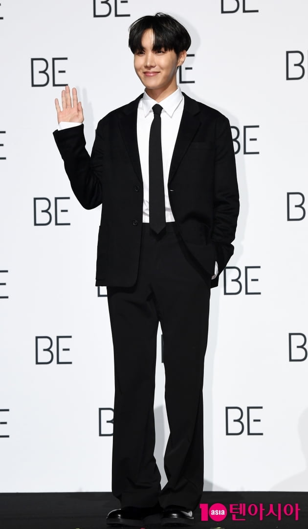 [TEN 포토] 방탄소년단 제이홉 '젠틀맨의 손인사'