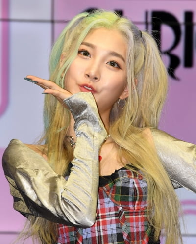 [TEN 포토] 우아 민서 '달콤한 눈빛'