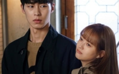 '도도솔솔라라솔' 고아라, 이재욱 껌딱지 '애틋한 포옹'