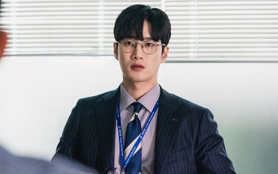 '카이로스' 안보현, 훈남 과장의 여심저격 수트핏…디테일 살렸다