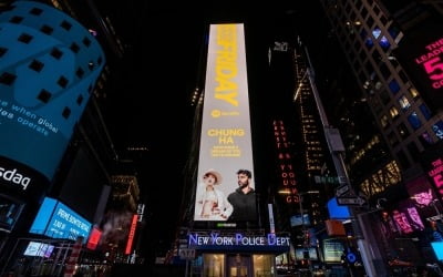 청하, 뉴욕 타임스퀘어 전광판 등장…DJ 리햅과 독보적인 포스