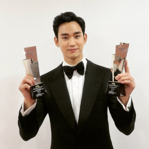 김수현 '2020 AAA' 2관왕 인증…슈트핏도 1등