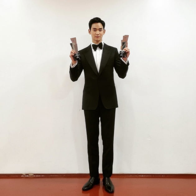 배우 김수현 '2020 AAA' 2관왕./ 사진=인스타그램