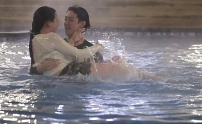 '우다사3' 현우♥지주연, 수영장서 아찔 스킨십…'키스 3초 전'