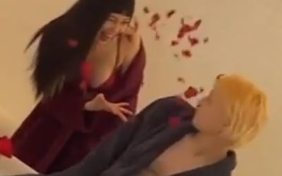 현아♥던, 럽스타그램 폭발…카메라 앞 커플 속옷+뽀뽀 '파격'