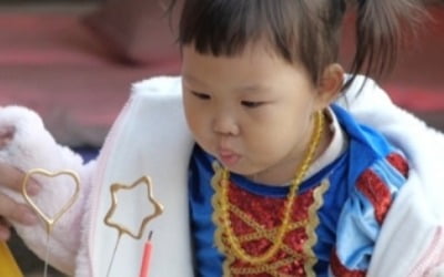 '슈돌' 하영, 생일맞이 백설공주 변신…'돼지토끼' 첫 감상