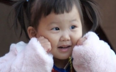 '슈돌' 하영, 두 돌 맞았다…장윤정♥도경완 특급 선물에 '활짝'