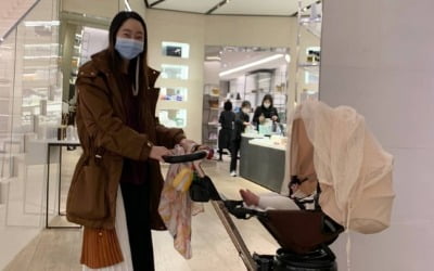 '김수미 며느리' 서효림, 럭셔리 유모차 끌고 딸과 외출 "아마도 올해 마지막"