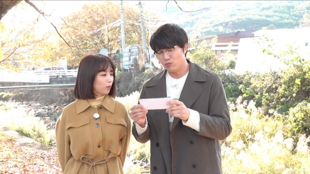 '서울집' MC 박하선(왼쪽), 성시경/ 사진=JTBC 제공
