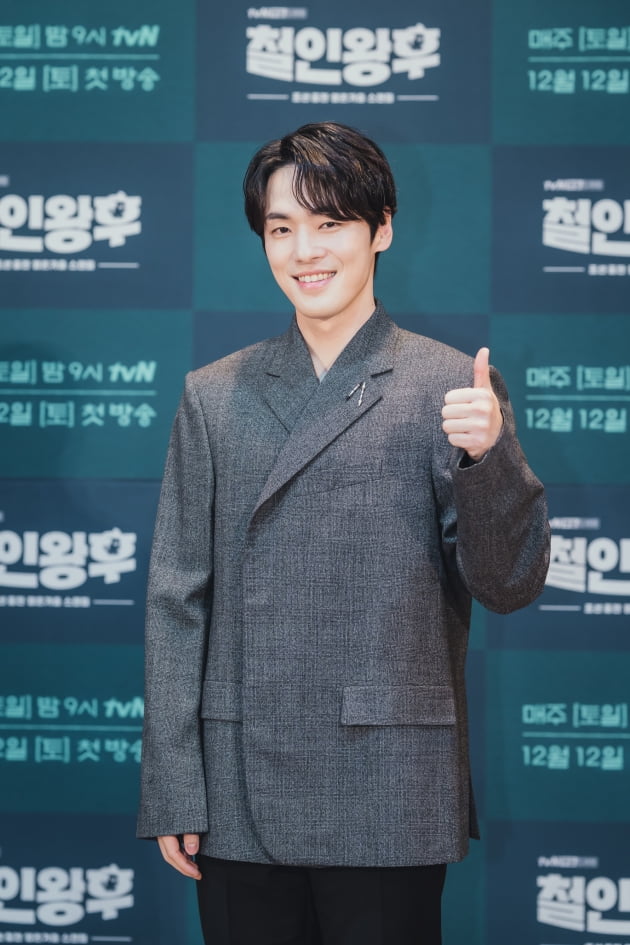 '철인왕후'에서 김정현은 허허실실 미소 뒤에 비밀을 숨기고 있는 두 얼굴의 임금 철종을 연기한다. /사진제공=tvN
