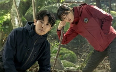 김은희 작가 "잘 어울린다" 극찬한 '지리산' 전지현X주지훈 투샷