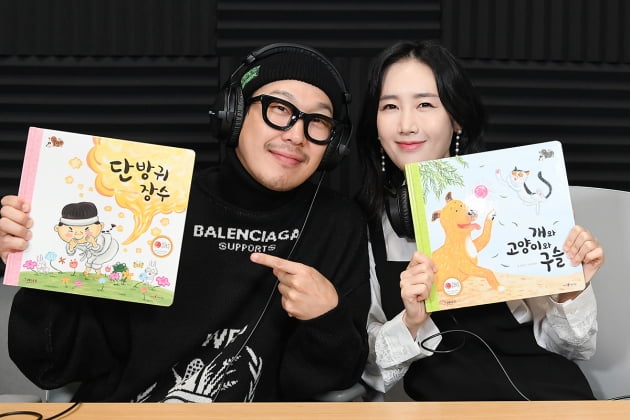 하하와 별이 각자 자신이 읽은 동화책을 들고 있다. /이승현 기자 lsh87@