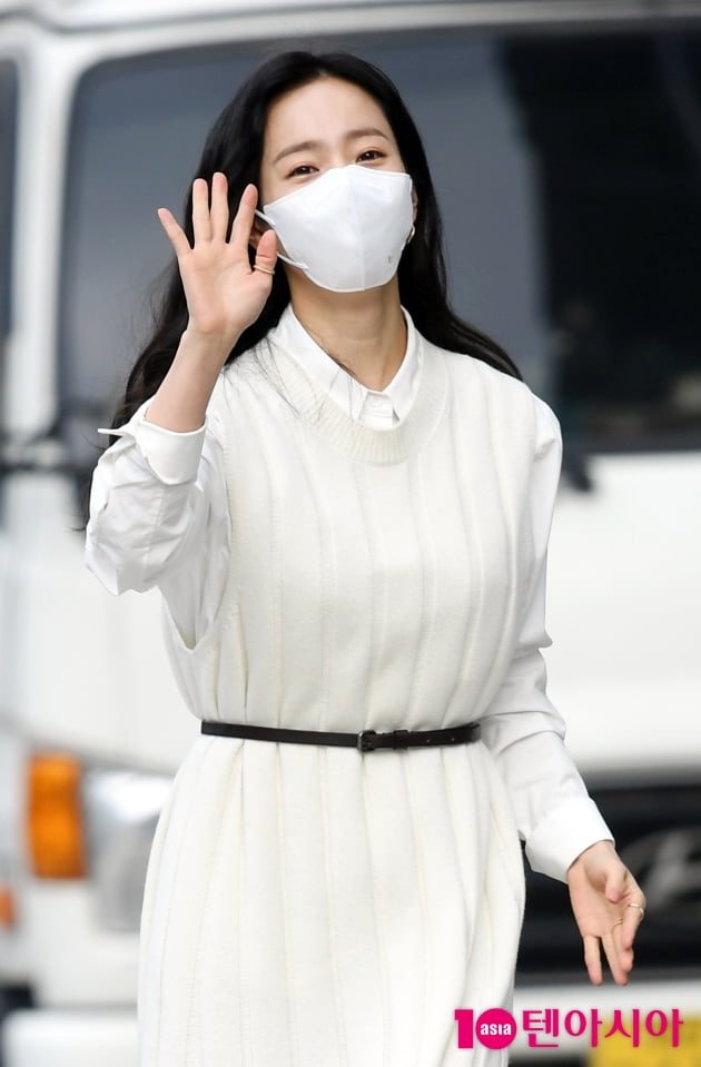 [TEN 포토] 한지민 '손 흔드는 인형'