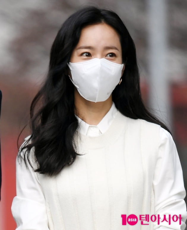 [TEN 포토] 한지민 '마스크로 가릴 수 없는 청순함'