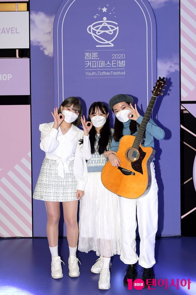 [TEN 포토] '2020 청춘 커피페스티벌' 차라리단추, '따뜻한 힐링 보이스로 겨울밤 녹였다'