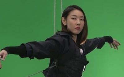 '오래 살고 볼일' 한혜진, 고난도 와이어 시범 "빨리 내려줘"