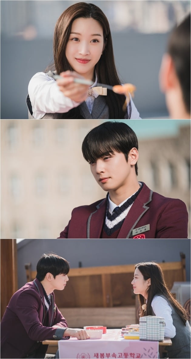 '여신강림' 차은우, 문가영이 옥상 피크닉 데이트를 즐기는 모습이 포착됐다. / 사진제공=tvN