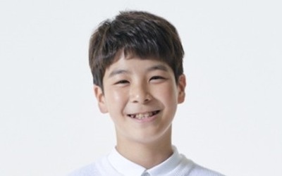 정동원, '국민 사랑둥이'답네…전광판 앞 인증샷