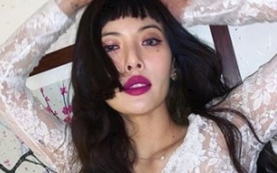 현아, 너무 마른 거 아냐?…파격 의상에 드러난 '한줌 허리'