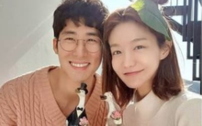 신소율♥김지철, 결혼 1주년 달달한 "새싹부부"
