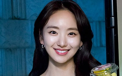 '선배, 그 립스틱 바르지 마요' 원진아, 팬카페 특급 응원에 웃음꽃 '활짝'